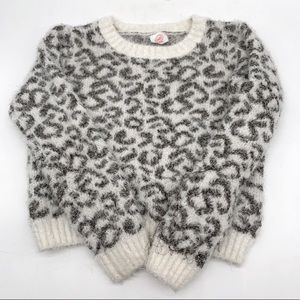 I’m selling a kids sweater. In great condition!